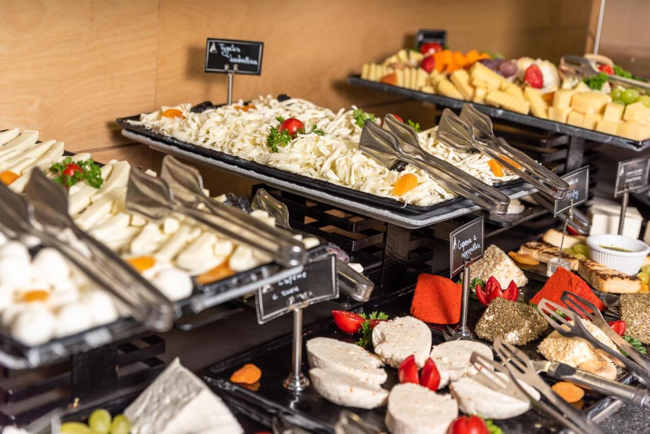 Hotel Arte Spa & Park Velingrad Exterior foto A buffet at a hotel