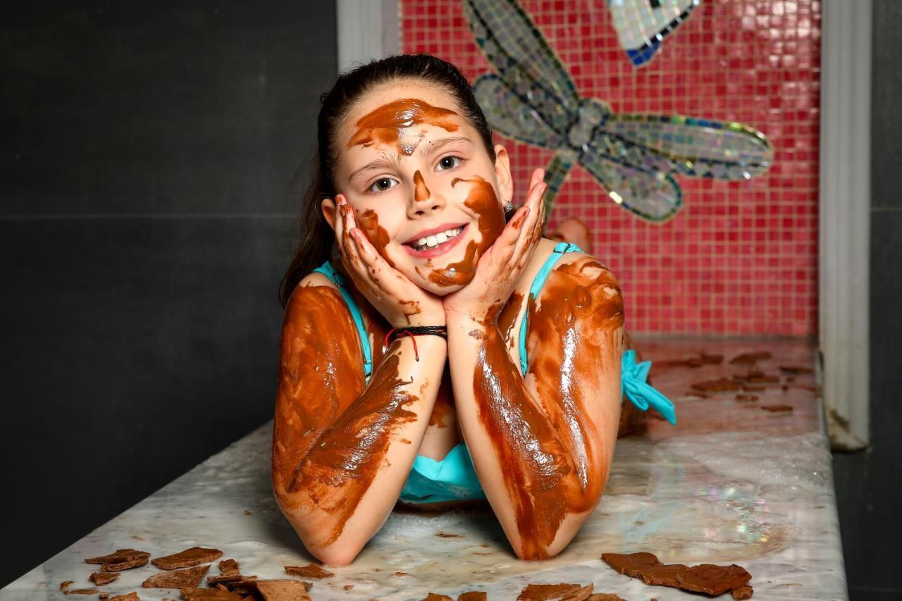 Hotel Arte Spa & Park Velingrad Exterior foto A woman covered in chocolate