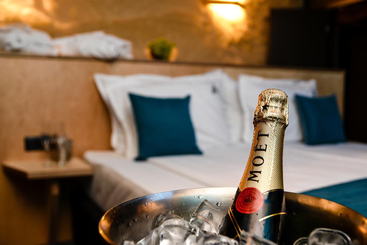 Hotel Arte Spa & Park Velingrad Exterior foto A bottle of Moët & Chandon champagne